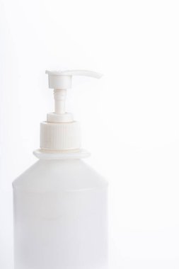 Doğal kozmetik konsepti, beyaz arka planda bitkileri olan kozmetik ürünleri