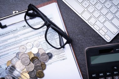 Vergi iadesi kavramı, hesap makinesi ve sikkelerle birlikte vergi formunun düz konumu