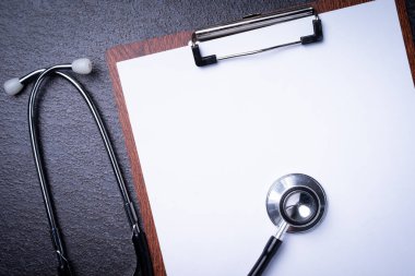 Tıbbi konsept, steteskop ve siyah arka plan.