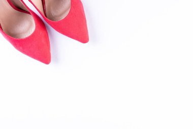 kırmızı ayakkabılar beyaz üzerine izole