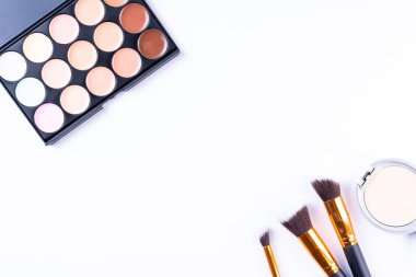 Beyaz arka planda izole edilmiş makyaj, feminizm kavramı