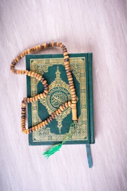 Tahta arkaplan üzerine düz konum Qoran ve Tasbih