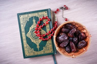 Tahta arkaplan üzerine düz konum Qoran ve Tasbih