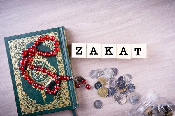 Zakat Konzept Koran Und Tasbih Mit Einem Glas Voller Münzen — Stockfoto