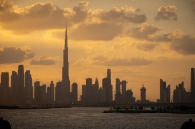 Gün batımında Dubai gökdelenlerinin silueti