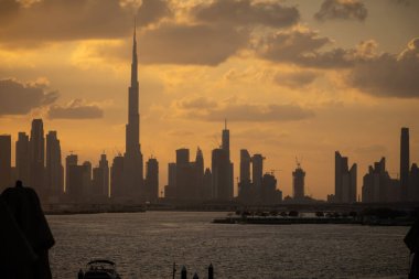 Gün batımında Dubai gökdelenlerinin silueti