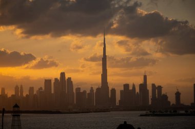 Gün batımında Dubai gökdelenlerinin silueti
