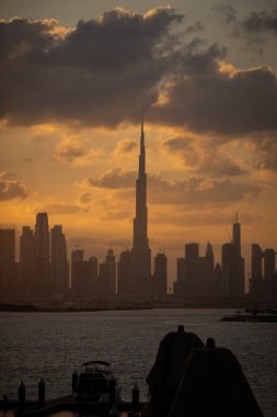 Gün batımında Dubai gökdelenlerinin silueti