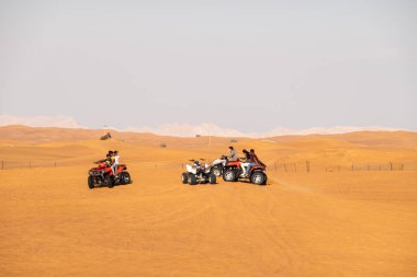 Dubai, BAE - Ocak 2020. İnsanlar Du 'da dörtlü bisikleti ya da ATV' yi seviyor.
