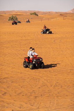 Dubai, BAE - Ocak 2020. İnsanlar Du 'da dörtlü bisikleti ya da ATV' yi seviyor.