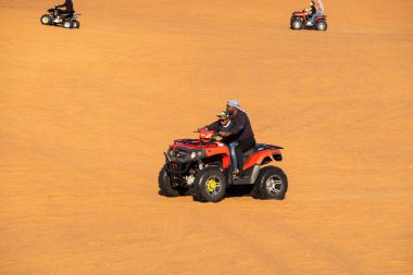 Dubai, BAE - Ocak 2020. İnsanlar Du 'da dörtlü bisikleti ya da ATV' yi seviyor.