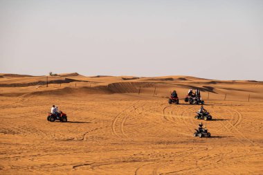Dubai, BAE - Ocak 2020. İnsanlar Du 'da dörtlü bisikleti ya da ATV' yi seviyor.