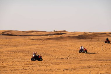 Dubai, BAE - Ocak 2020. İnsanlar Du 'da dörtlü bisikleti ya da ATV' yi seviyor.