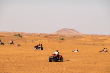 Dubai, BAE - Ocak 2020. İnsanlar Du 'da dörtlü bisikleti ya da ATV' yi seviyor.