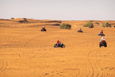 Dubai, BAE - Ocak 2020. İnsanlar Du 'da dörtlü bisikleti ya da ATV' yi seviyor.