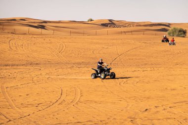 Dubai, BAE - Ocak 2020. İnsanlar Du 'da dörtlü bisikleti ya da ATV' yi seviyor.