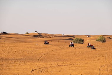Dubai, BAE - Ocak 2020. İnsanlar Du 'da dörtlü bisikleti ya da ATV' yi seviyor.