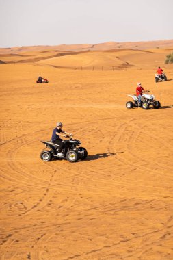 Dubai, BAE - Ocak 2020. İnsanlar Du 'da dörtlü bisikleti ya da ATV' yi seviyor.