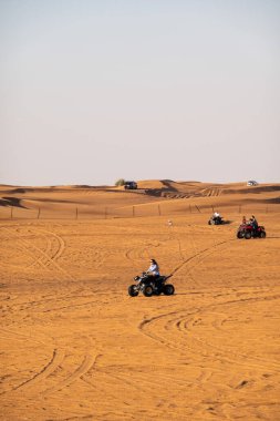 Dubai, BAE - Ocak 2020. İnsanlar Du 'da dörtlü bisikleti ya da ATV' yi seviyor.