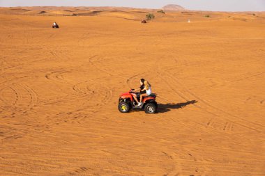 Dubai, BAE - Ocak 2020. İnsanlar Du 'da dörtlü bisikleti ya da ATV' yi seviyor.