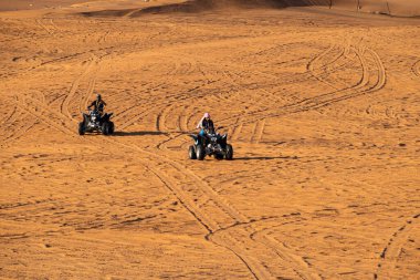 Dubai, BAE - Ocak 2020. İnsanlar Du 'da dörtlü bisikleti ya da ATV' yi seviyor.