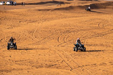 Dubai, BAE - Ocak 2020. İnsanlar Du 'da dörtlü bisikleti ya da ATV' yi seviyor.