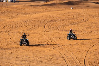 Dubai, BAE - Ocak 2020. İnsanlar Du 'da dörtlü bisikleti ya da ATV' yi seviyor.