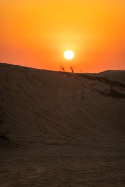 Gün batımında Dubai çölünün manzaralı manzaraları