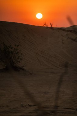 Gün batımında Dubai çölünün manzaralı manzaraları