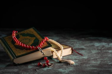 İslam kavramı: Dar üzerinde Kuran ve tespih (tespih boncukları)