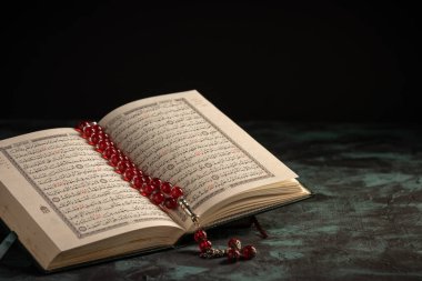 İslam kavramı: Dar üzerinde Kuran ve tespih (tespih boncukları)