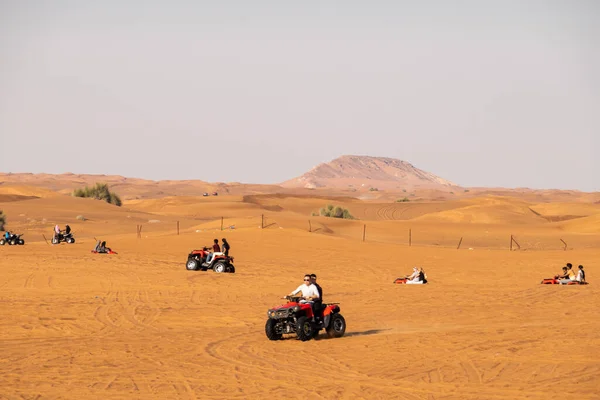Dubai, BAE - Ocak 2020. İnsanlar Du 'da dörtlü bisikleti ya da ATV' yi seviyor.