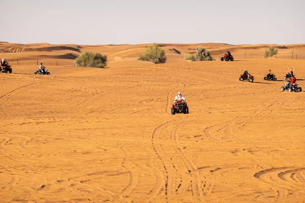 Dubai, BAE - Ocak 2020. İnsanlar Du 'da dörtlü bisikleti ya da ATV' yi seviyor.