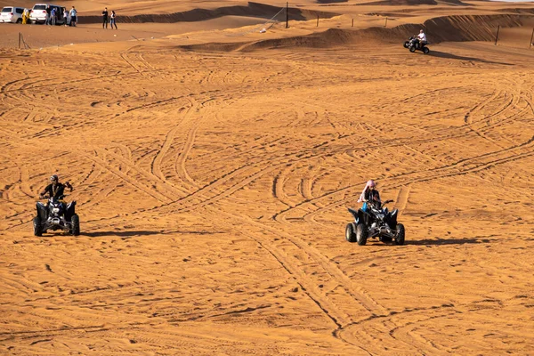 Dubai, BAE - Ocak 2020. İnsanlar Du 'da dörtlü bisikleti ya da ATV' yi seviyor.