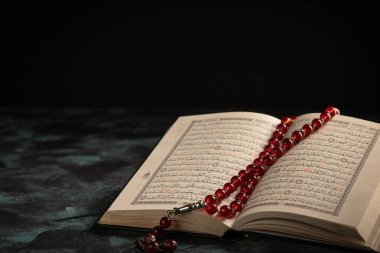 İslam kavramı: Dar üzerinde Kuran ve tespih (tespih boncukları)