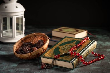 İslam kavramı: Dar üzerinde Kuran ve tespih (tespih boncukları)