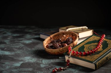 İslam kavramı: Dar üzerinde Kuran ve tespih (tespih boncukları)