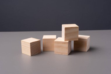 Kopya alanı olan bir masaya tahta bloklar yerleştirildi