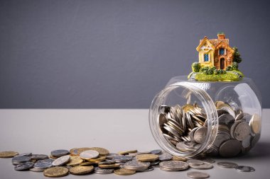 Bozuk para, tasarruf, iş ve finans kavramlarıyla dolu kavanoz