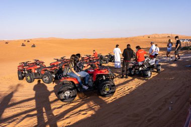 Dubai, BAE - Ocak 2020. İnsanlar Du 'da dörtlü bisikleti ya da ATV' yi seviyor.