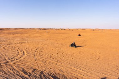 Dubai, BAE - Ocak 2020. İnsanlar Du 'da dörtlü bisikleti ya da ATV' yi seviyor.