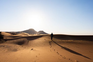 Güneşli bir günde Dubai Çölü 'nde manzara manzaraları
