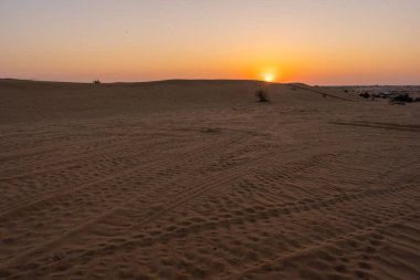 Gün batımında Dubai çölünün manzaralı manzaraları