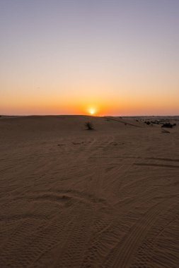 Gün batımında Dubai çölünün manzaralı manzaraları