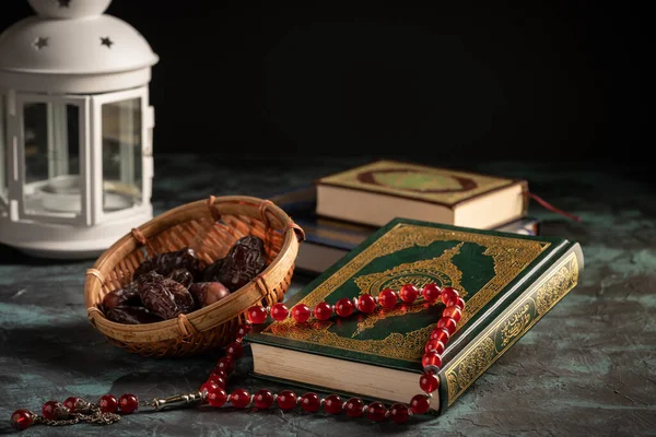 Konsep Islam Qur Suci Dan Tasbih Manik Manik Rosario Pada — Stok Foto