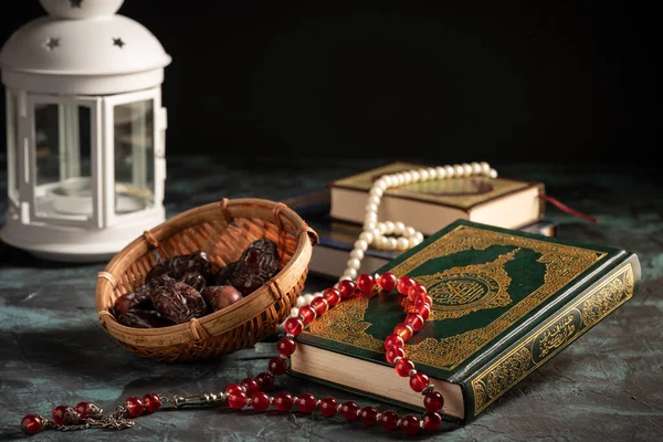 Konsep Islam Qur Suci Dan Tasbih Manik Manik Rosario Pada — Stok Foto