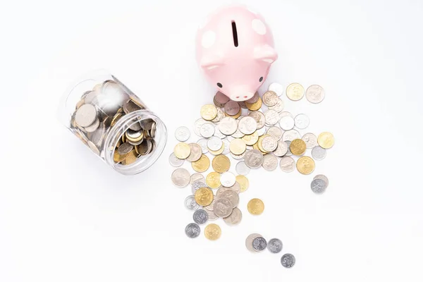 Piggy Bank Met Verspreide Munten Witte Achtergrond — Stockfoto