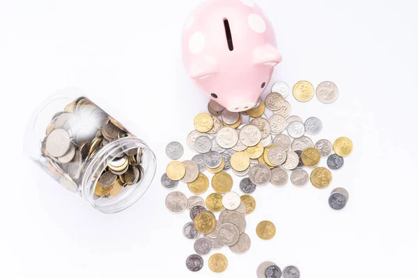 Piggy Bank Met Verspreide Munten Witte Achtergrond — Stockfoto