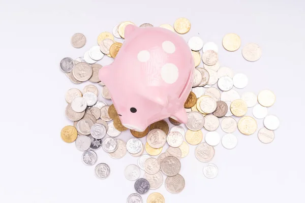 Piggy Bank Met Verspreide Munten Witte Achtergrond — Stockfoto