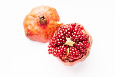 Taze nar beyazda izole edilmiş.